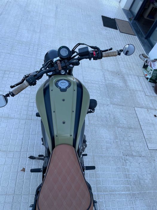XSR 700 com estilo Cafe-racer/militar