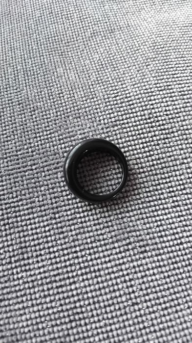 Akrylowy pierścionek.