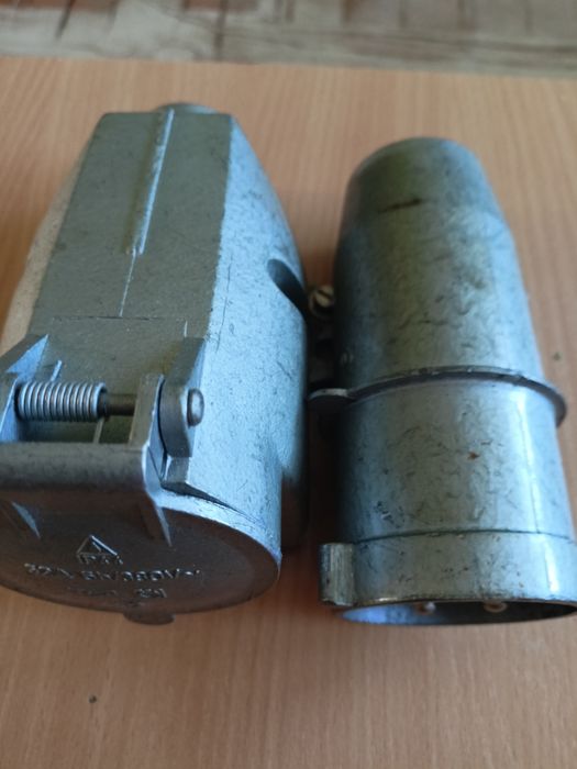 Gniazdo z wtyczką 32 A z czasów PRL-u.