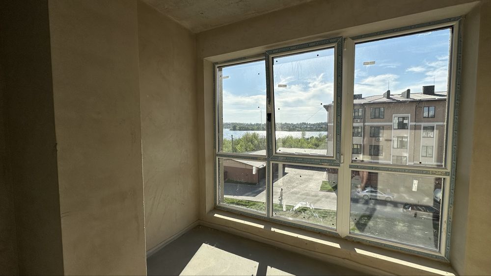 Продам готову 2 кімнатну квартиру в новобудові з панорамними вікнами на озеро