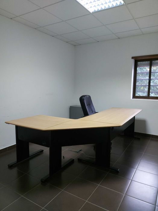 Secretária Metálica em L - Acabamento Madeira