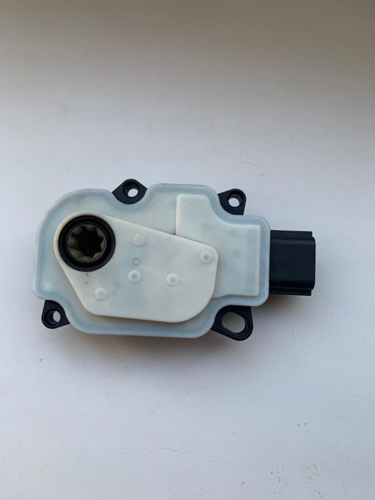 Моторчик  на электрожалюзи Nissan Rogue