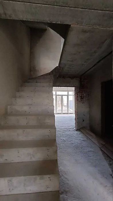 Продаж просторого дуплекса в чудовій локації міста