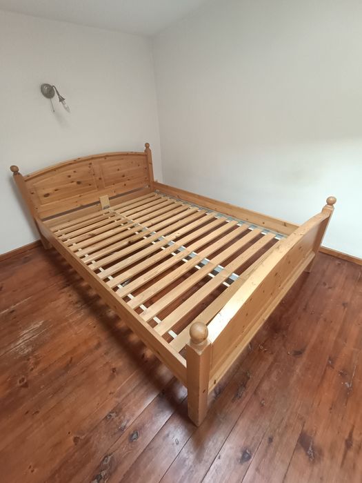 Kultowe drewniane łóżko Ikea Narvik