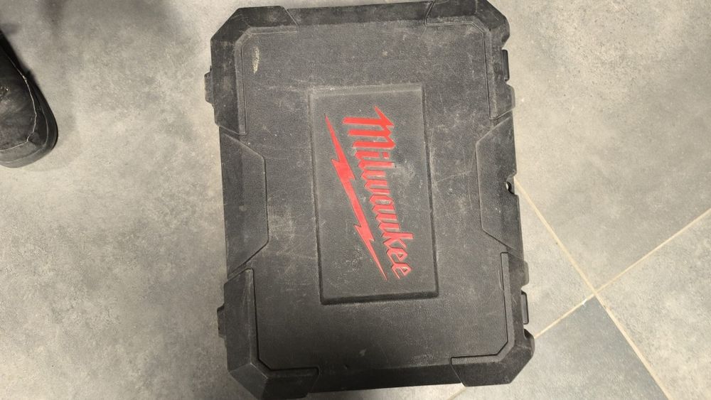 Máquina de furar MILWAUKEE PLH 28XE
A funcionar em pl