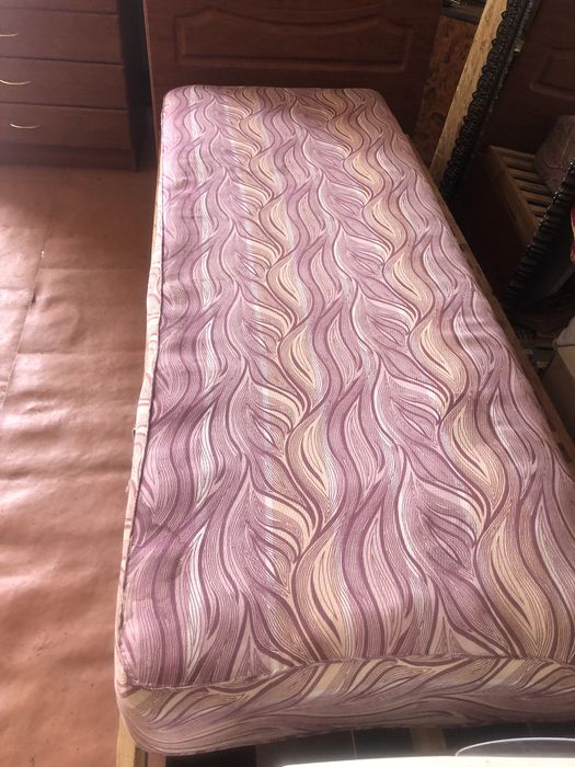 Продам.   матрац 500 грн і стол 1000 грн