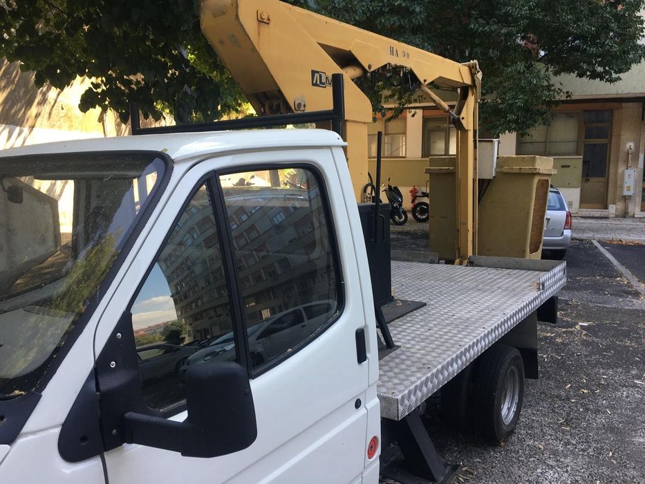 Viatura com plataforma elevatória