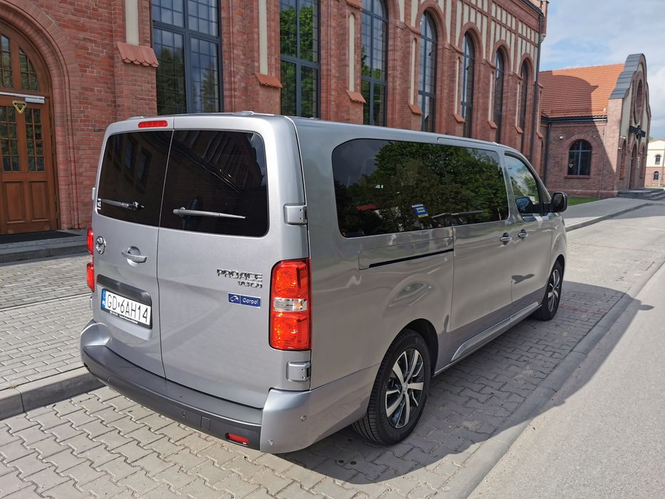 Wynajem busa Śląskie – Toyota Proace Verso LONG 9 osób | Katowice  2026r. Automat