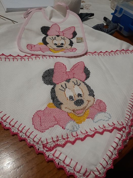 fralda e babete bordada /  fitinha de chupeta