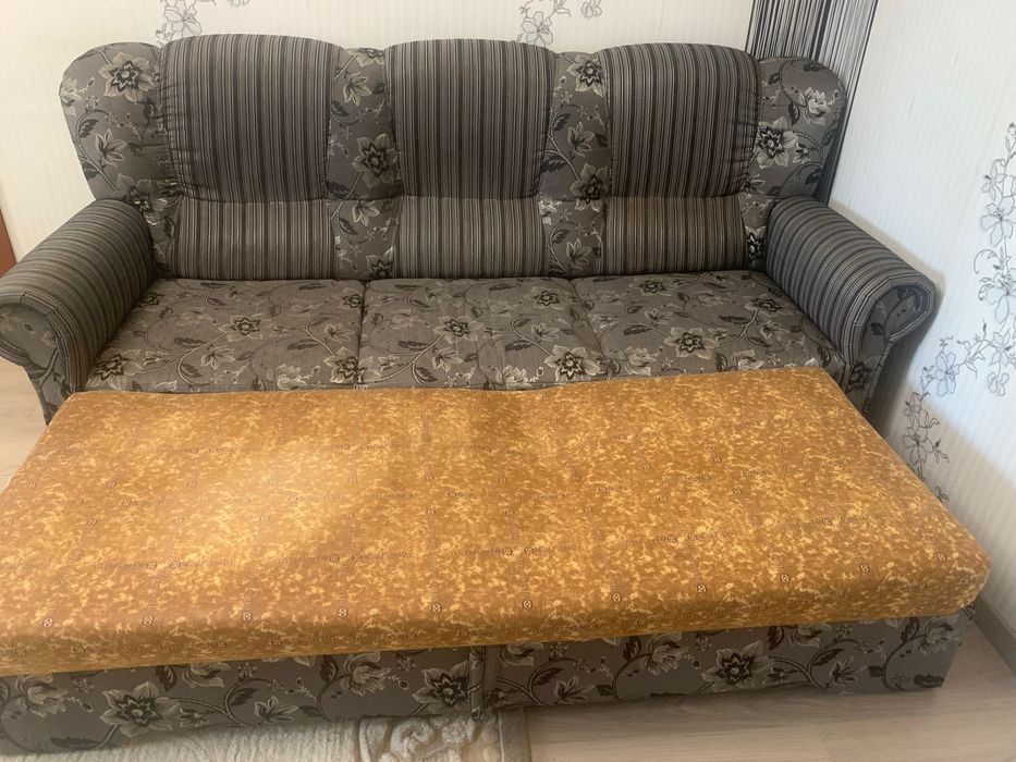 Диван та крісло у вітальню