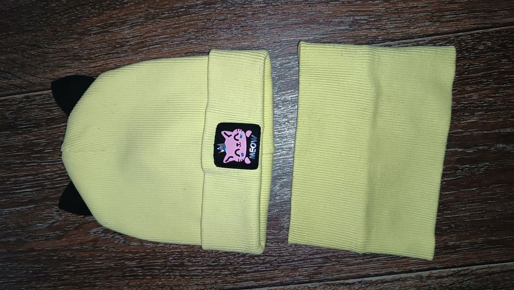 Шапочка з вушками і хамутом для дівчинки