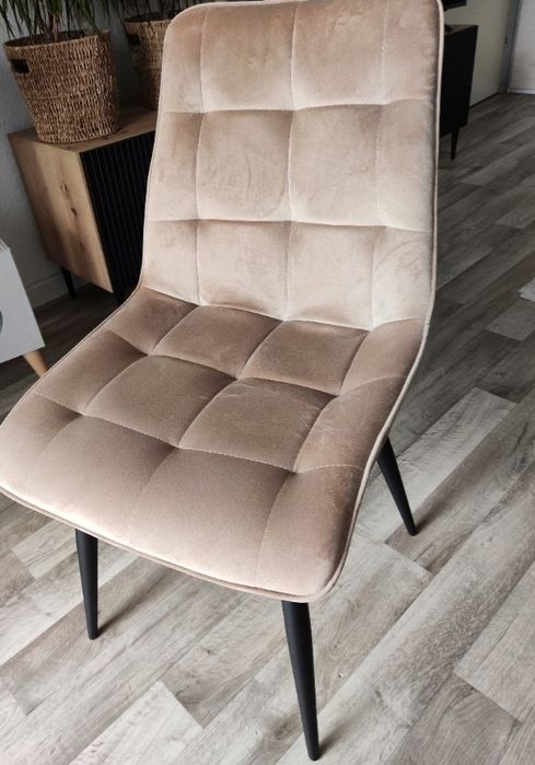 Dwa beżowe krzesła do kuchni,salonu, biurka