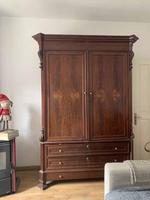 Guarda fatos antigo em mogno.