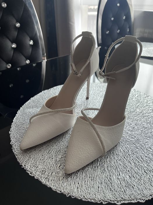 Eleganckie biale szpilki z cyrkokiami 39