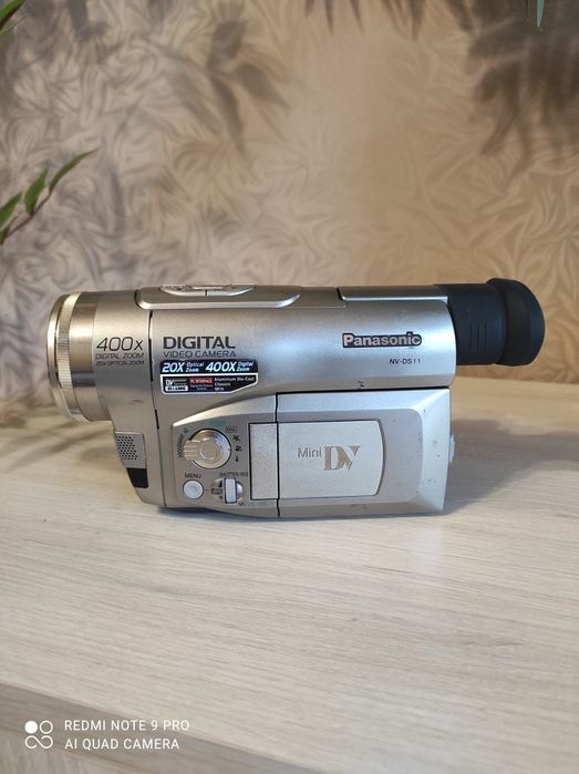Видеокамера Panasonic NV-DS11 (MiniDV) 
Продам цифровую видеокамеру Panasonic NV-DS11 (формат кассет