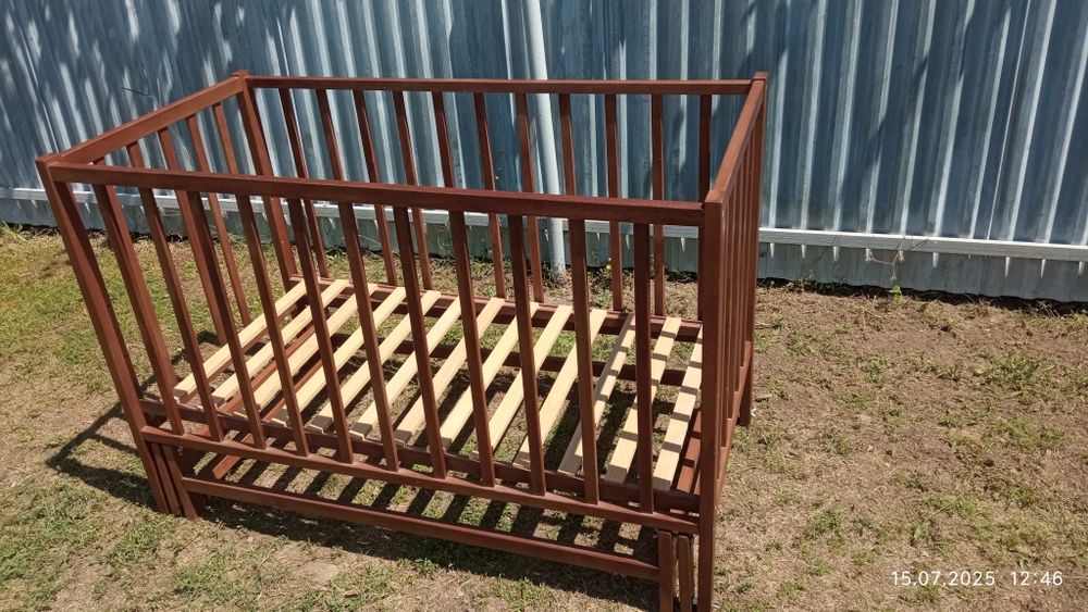 Дитяче ліжечко..