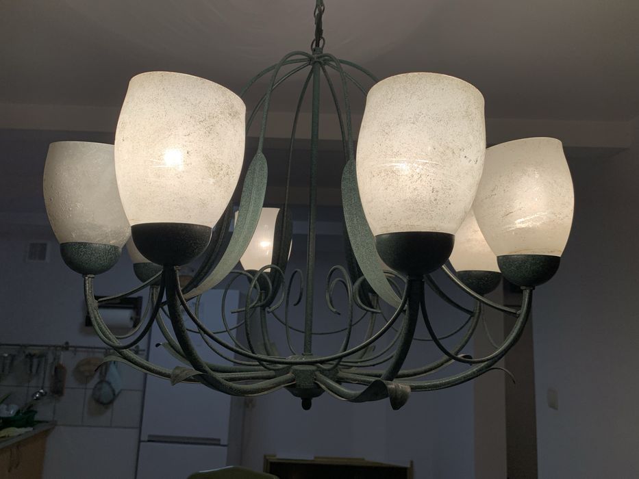 Duża lampa wisząca w zielonym kolorze.