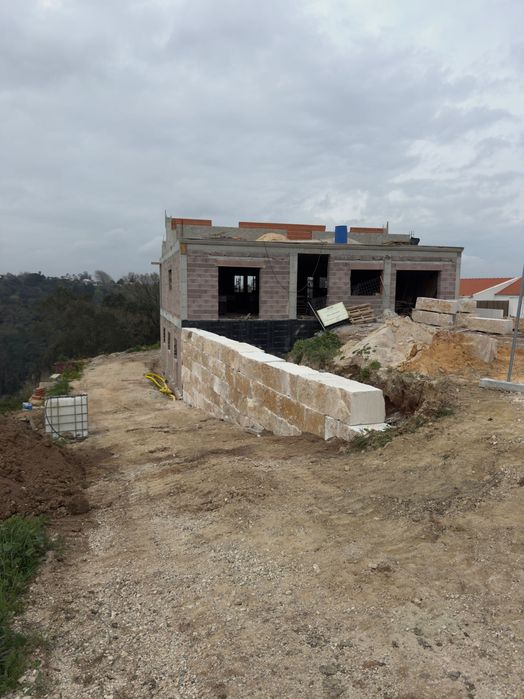 Construção de muros em pedra natural