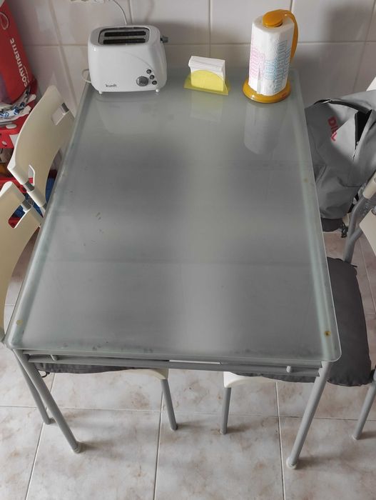 Mesa de cozinha tampo em vidro e 4 cadeiras