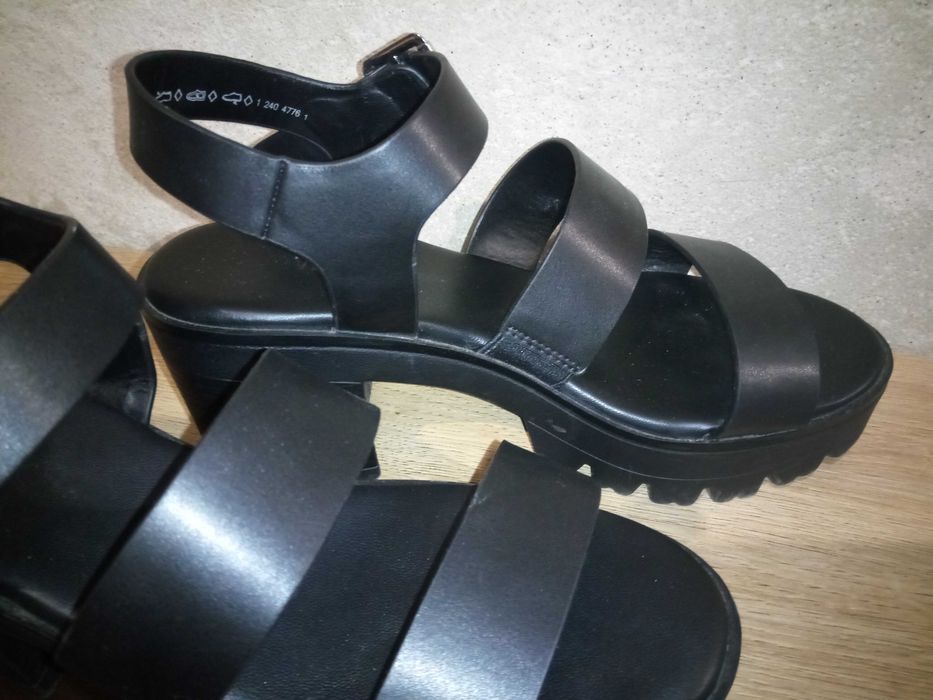 Sandały na słupku, czarne Catwalk rozm. 38 z klamrą