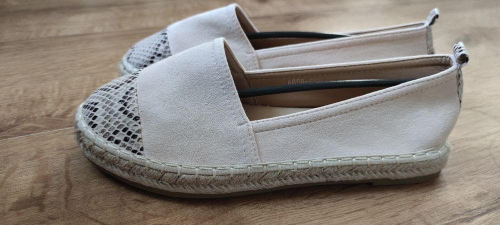 Beżowe espadryle z tłoczeniem zwierzęcym