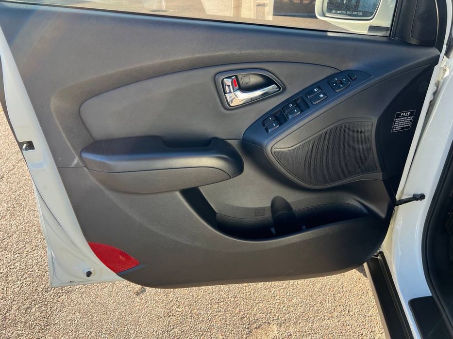 В продажу Hyundai Tucson/IX35 2 літра дизель передній привід із Кореї