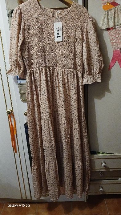 Vestido comprido. O peito é todo franzido com elástico.