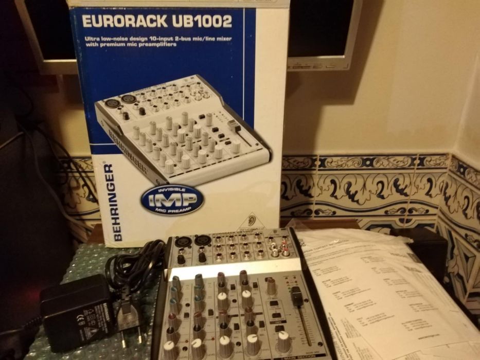 Mesa de estúdio behringer mod UB1002