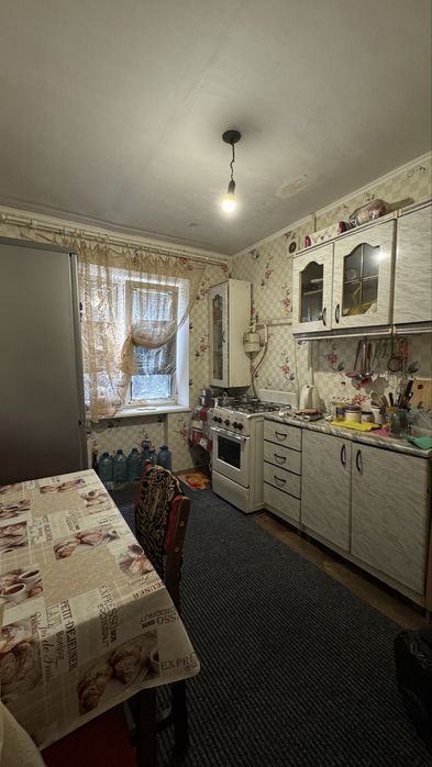 Продаж 2-х кім квартири , по вулиці В. Ковалівка , поверх 6/9 , квартира не кутова ,квартира житлова ( під ремонт) .