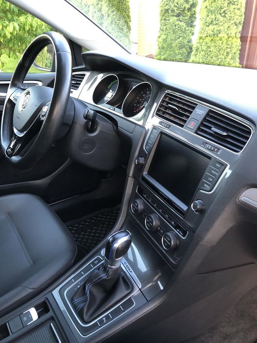 Продам Volkswagen E-golf 2016