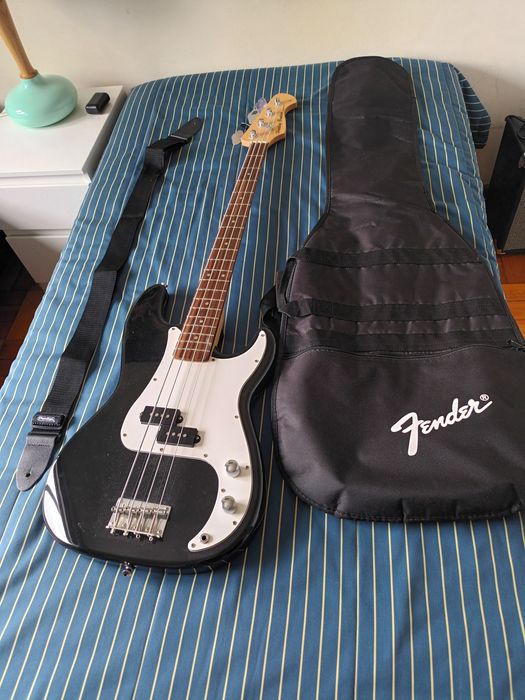 Vendo baixo Harley Benton e amplificador Fender .