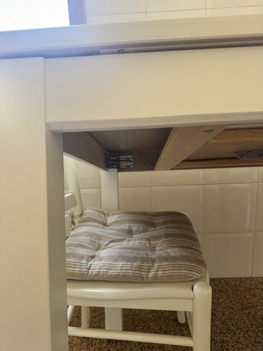 Conjunto de mesa de jantar extensível do IKEA e 4 cadeiras.