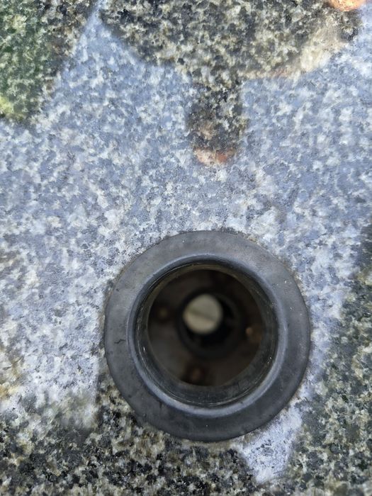 Stolik granitowy otwór na parasol