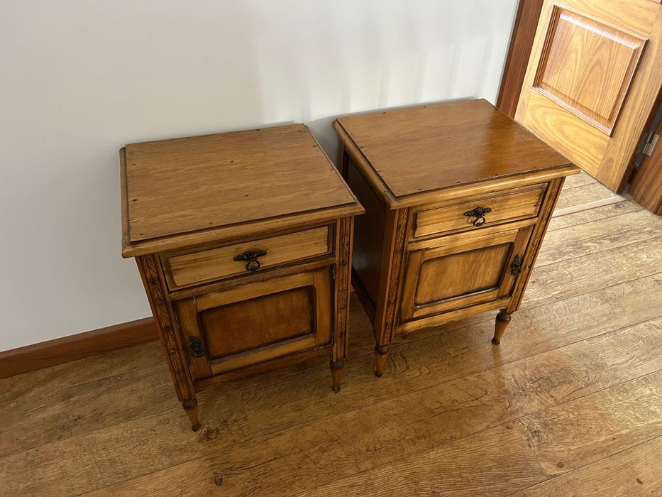 Mesas de cabeceira antigas