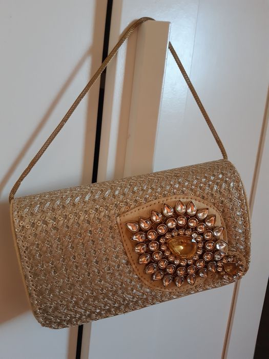 Piękna złota torebka na łańcuszku