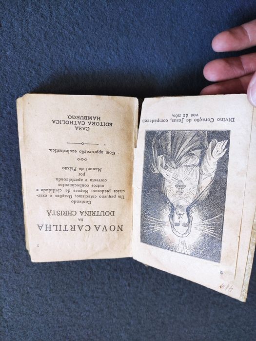 Livros religiosos: bíblias, novo testamento, missa paroquial