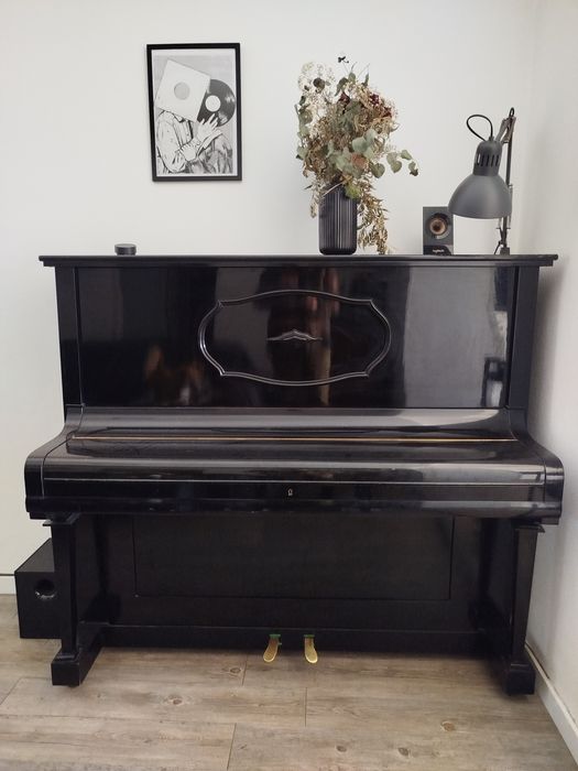 Piano acústico vertical H.Matz & Como.