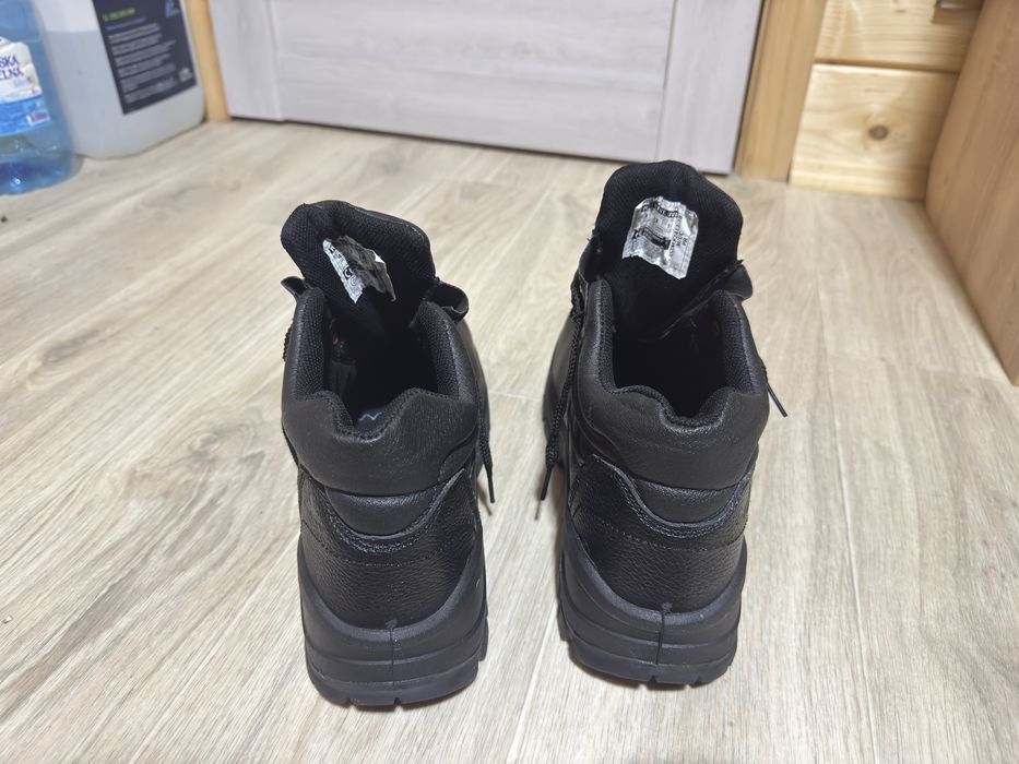 Робоче взуття великого розміру