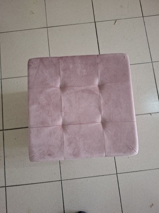 Banco felpudo com arrumação cor rosa velho