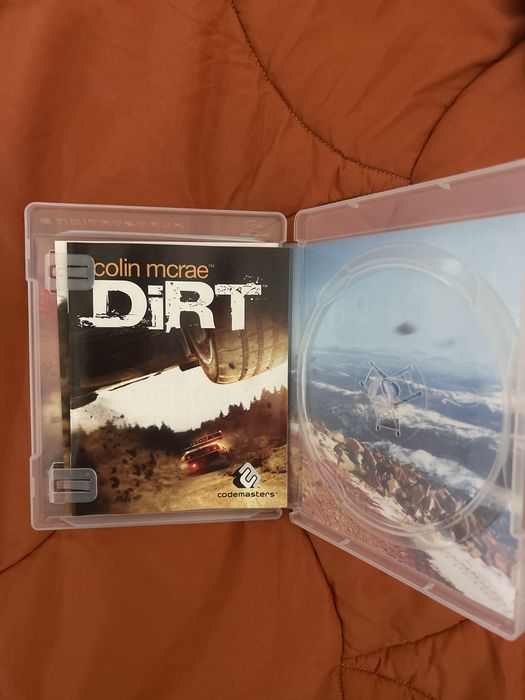 caixa com a capa e o manual do colin mcrae dirt