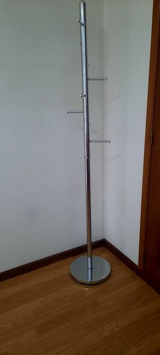 Cabide de chão cromado