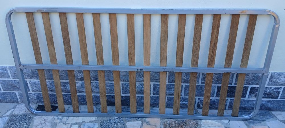 Estrado metálico de cama.