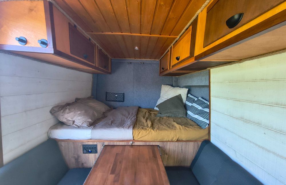 Kampervan z panelami słonecznymi Mercedes Sprinter