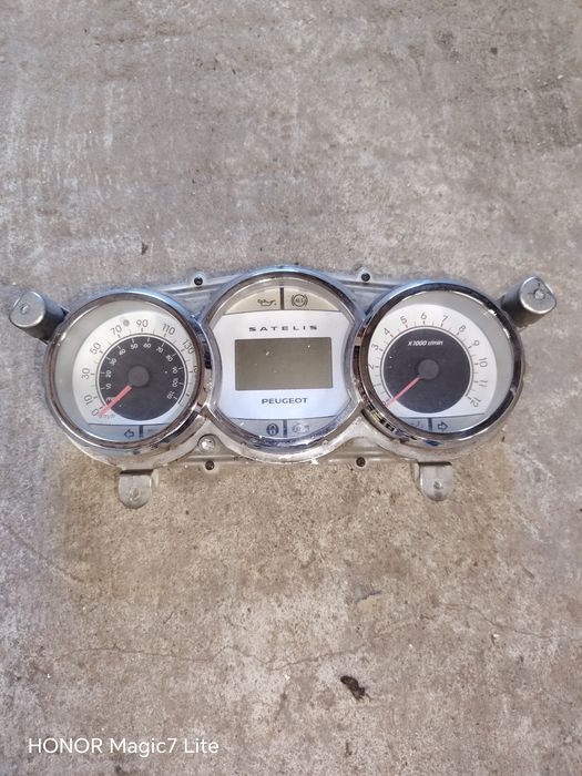 Sprzedam lampy Peugeot satelis 125