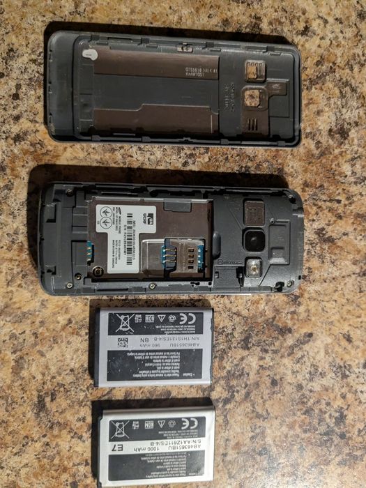 Кнопочный телефон Samsung