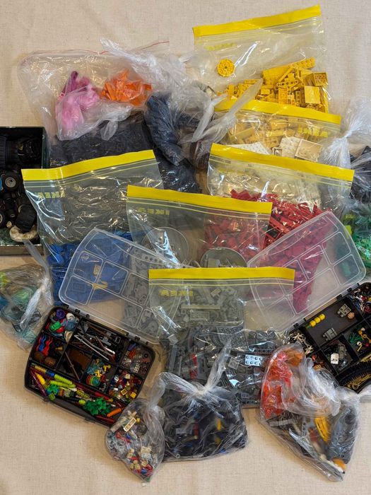 Mix klocków lego – posortowane kolorami
