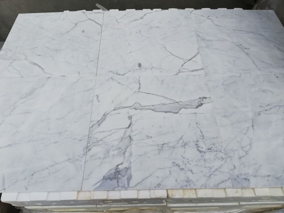 Marmur Bianco di Carrara Statuarietto 45.7x45.7x1 Prawdziwy marmur
