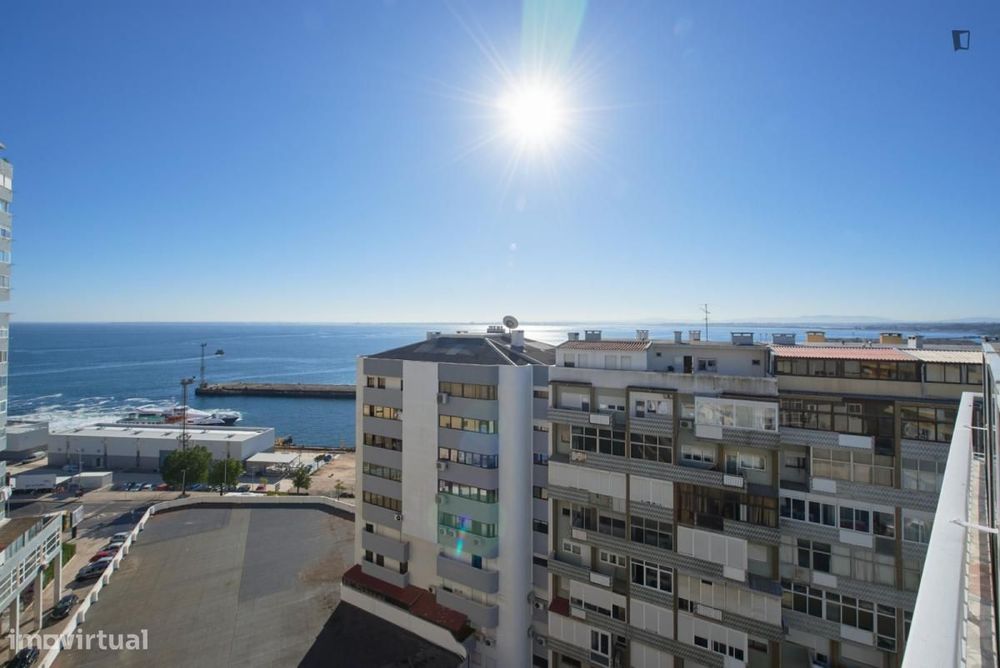 Quarto - localizado em Almada Lisbon