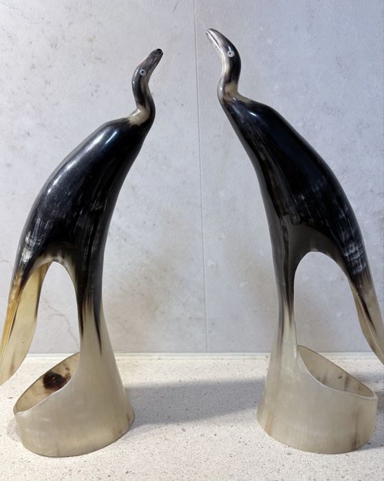 Par de antigas esculturas de aves em chifre de bufalo