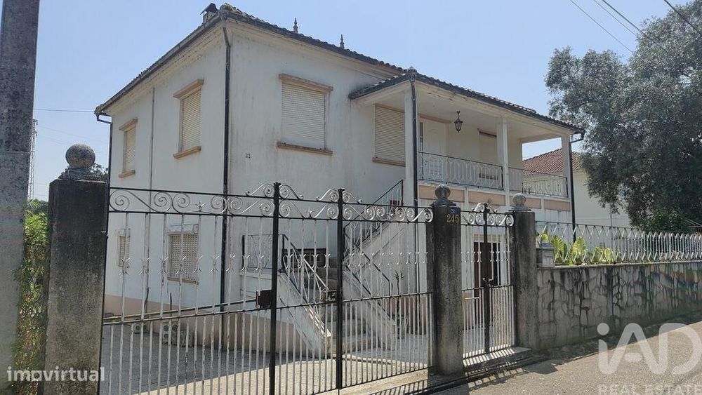 Moradia isolada T5 em São Pedro da Torre de 102 m2